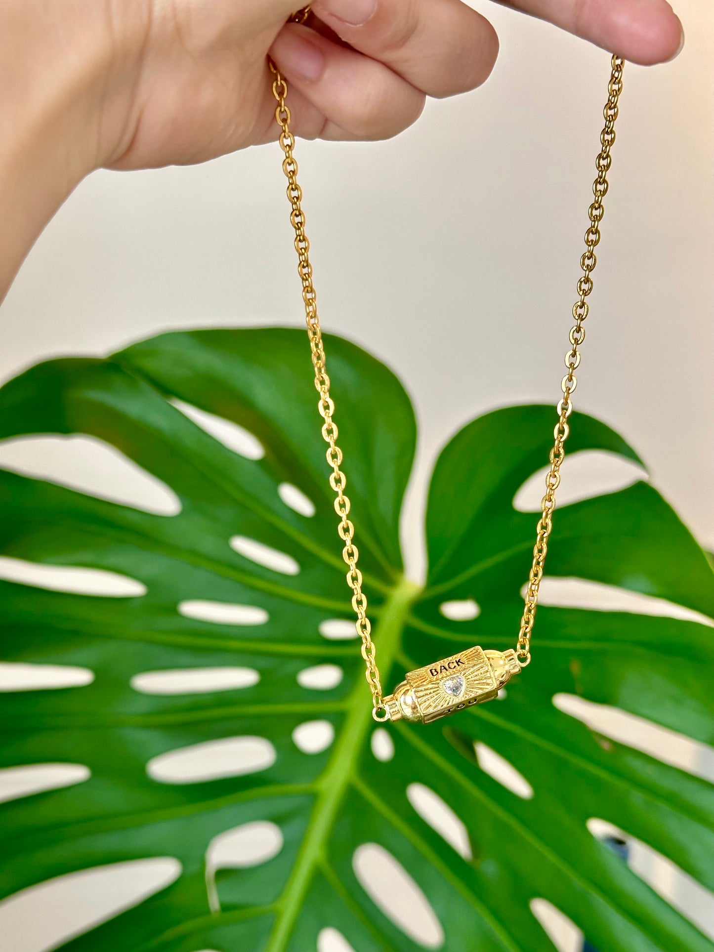 Three-dimensional design metal necklace